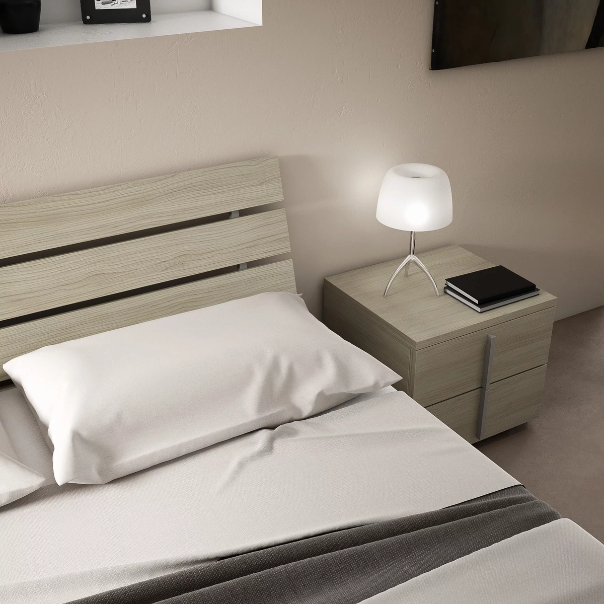 Camera con armadiatura ad ante battenti, letto in legno con testiera a vela e gruppo comodini/settimini