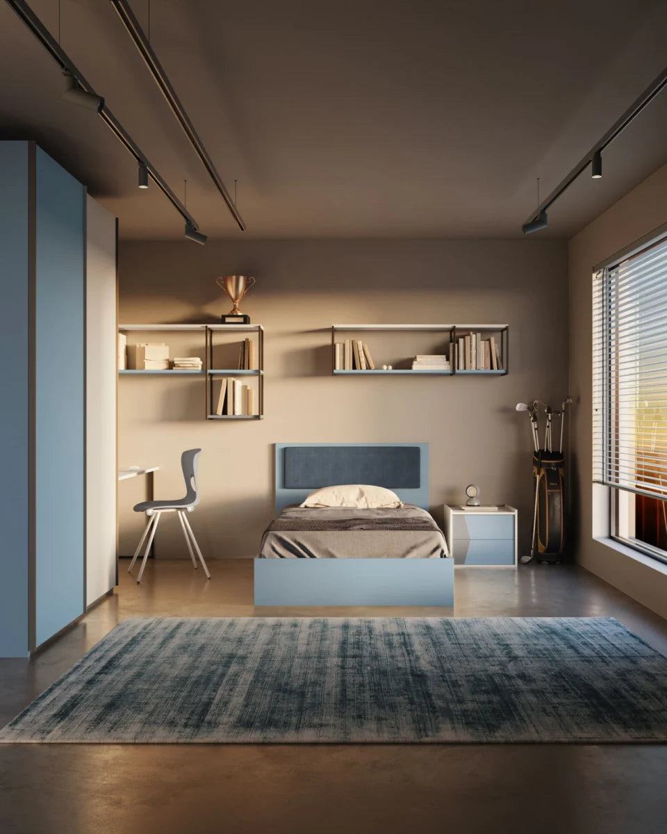 Composizione cameretta con armadio a 3 ante scorrevoli bicolore, letto con comodino e angolo scrivania con elementi metallici sospesi