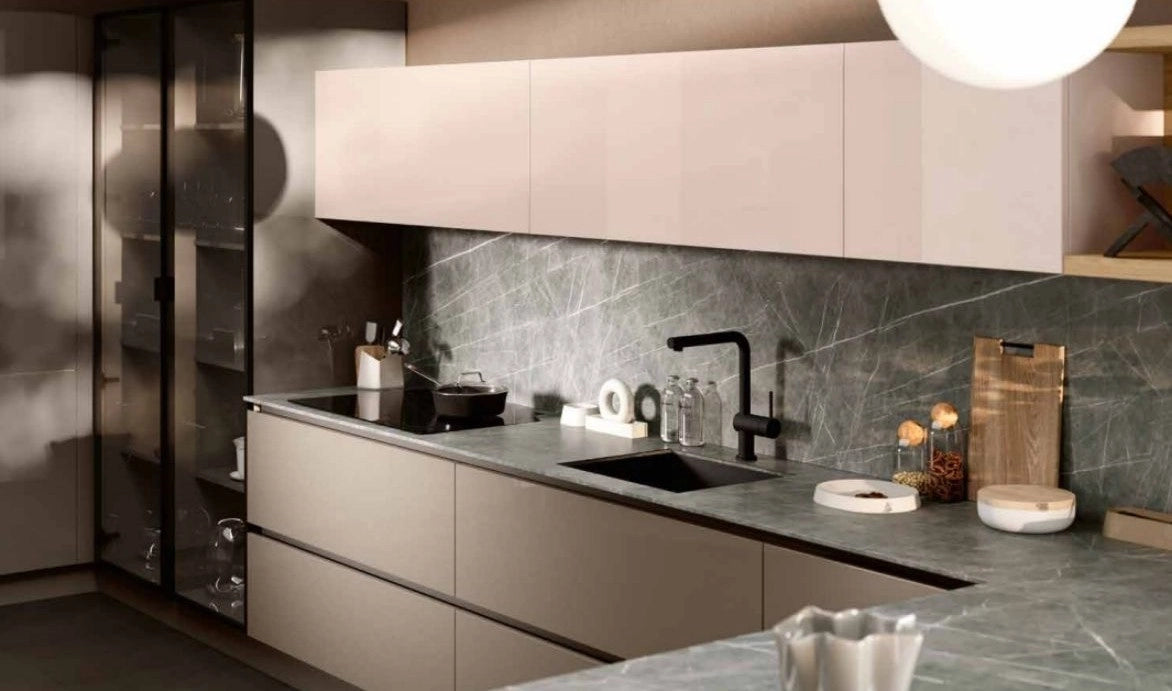Composizione cucina angolare con penisola, vetrine retroilluminate e sistema a giorno