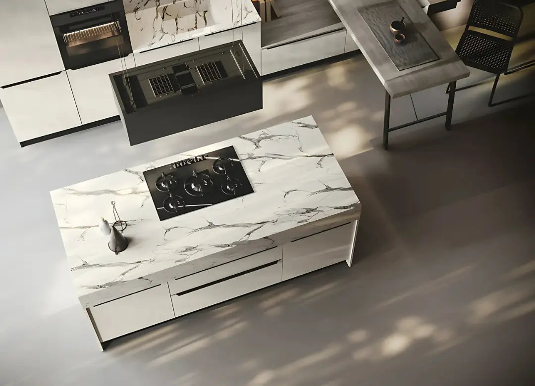 Composizione cucina con isola, boiserie attrezzata e vetrina a terra