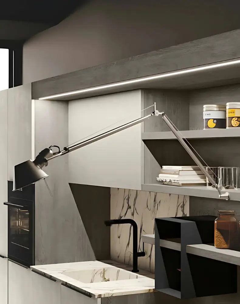 Composizione cucina con isola, boiserie attrezzata e vetrina a terra