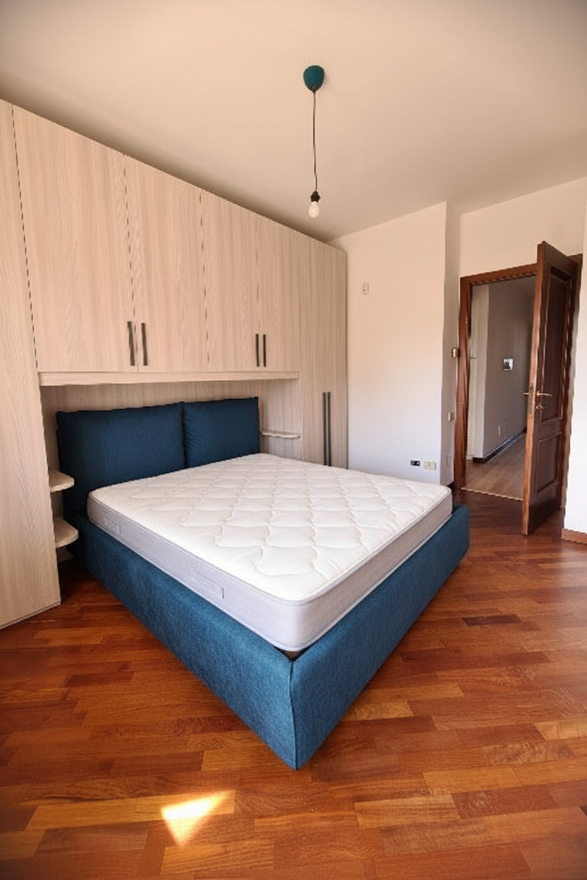 Camera a ponte olmo naturale con letto con contenitore petrolio e mensole laterali stondate porta oggetti