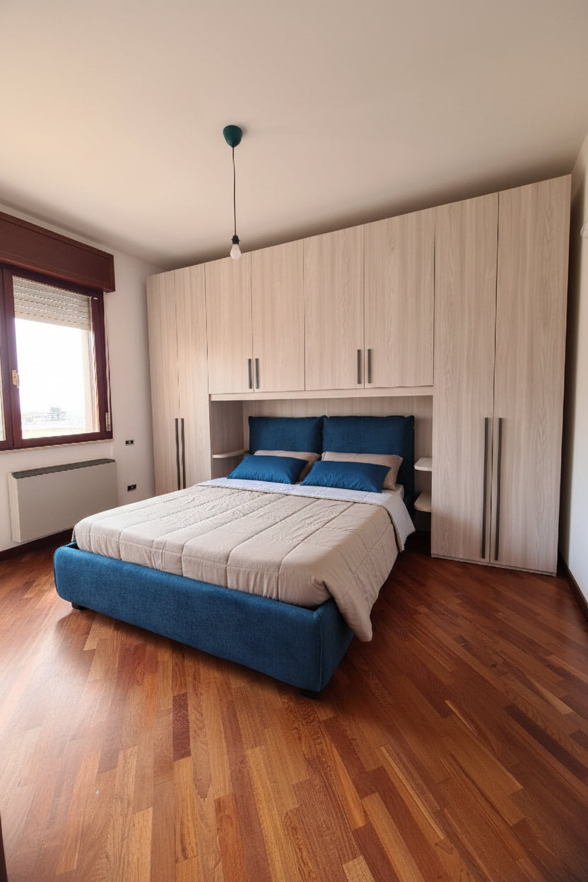 Camera a ponte olmo naturale con letto con contenitore petrolio e mensole laterali stondate porta oggetti