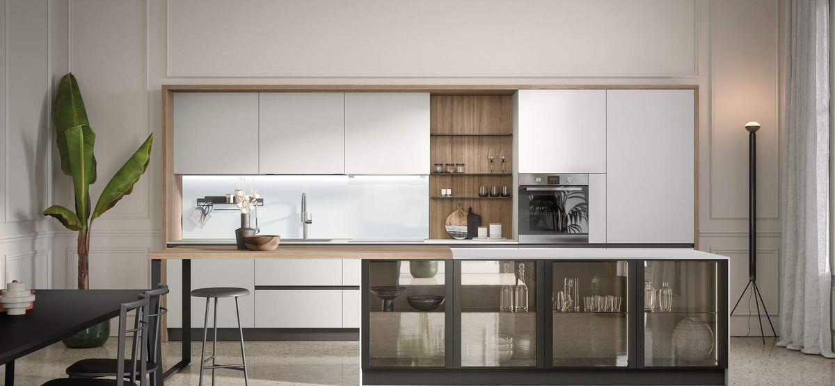 Composizione cucina lineare con boiserie metallo brunito e penisola rovere con gamba metallica