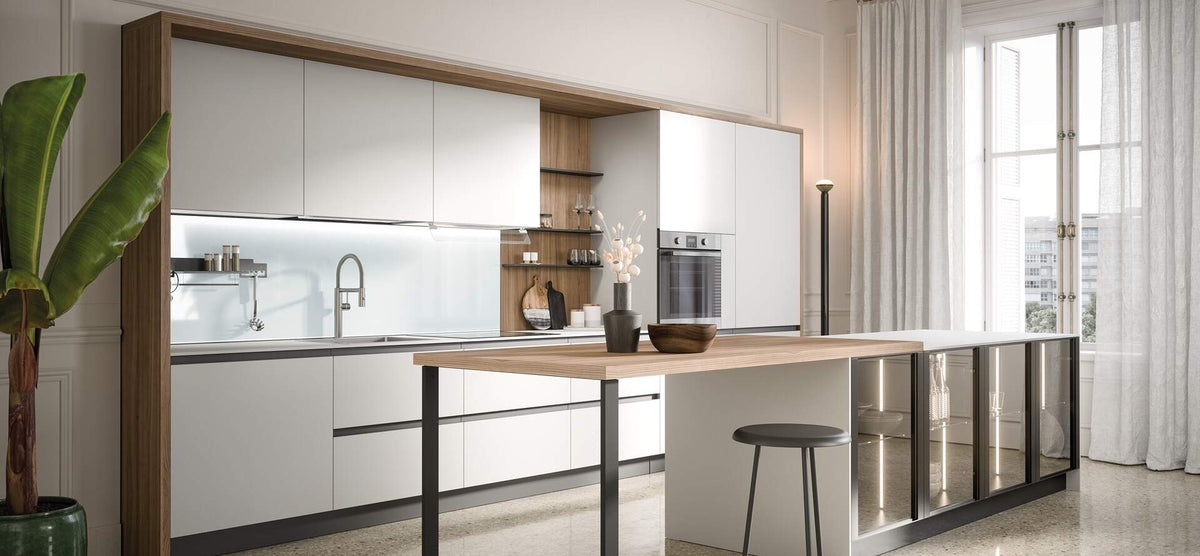 Composizione cucina lineare con boiserie metallo brunito e penisola rovere con gamba metallica