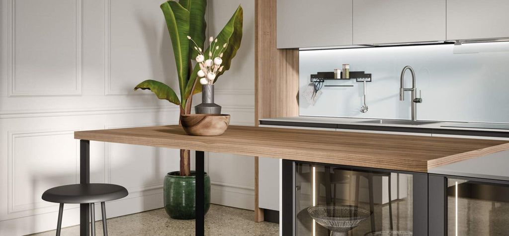 Composizione cucina lineare con boiserie metallo brunito e penisola rovere con gamba metallica