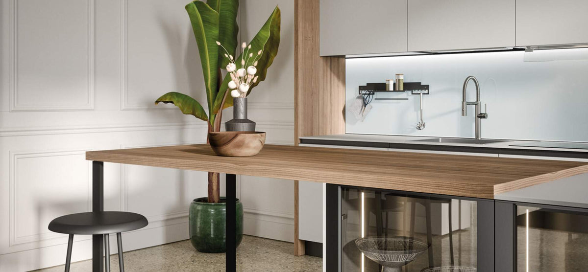 Composizione cucina lineare con boiserie metallo brunito e penisola rovere con gamba metallica