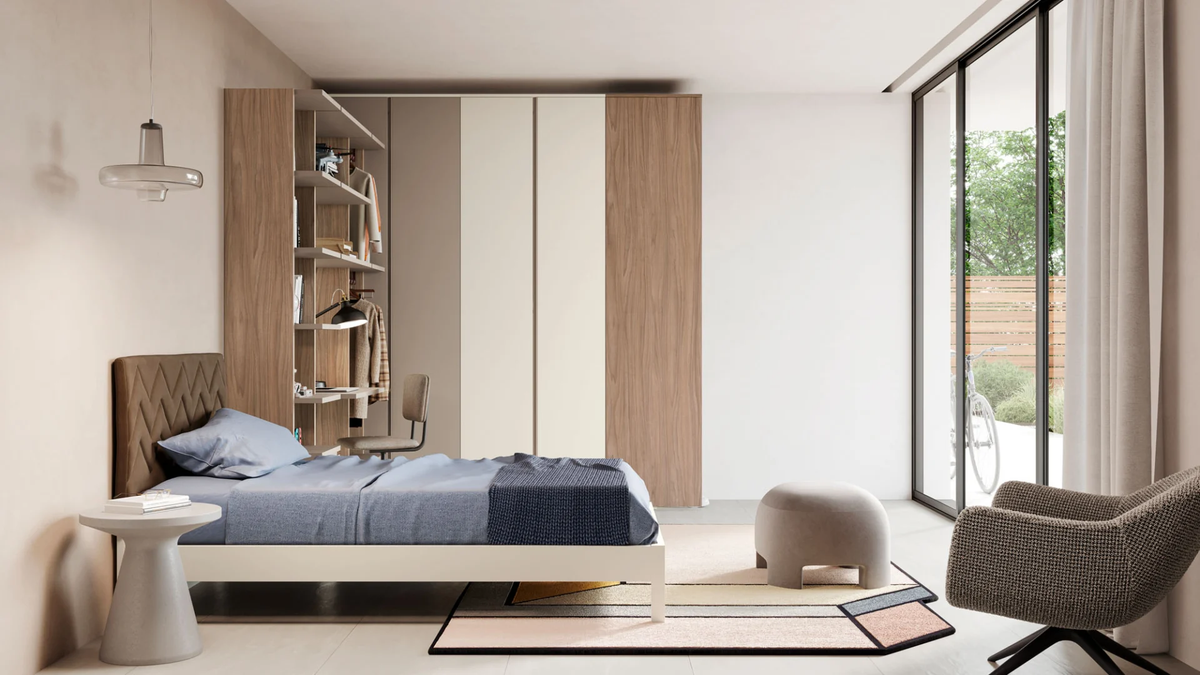 Composizione camera con armadio ad ante battenti con gola, letto e parete studio/libreria con cassetti