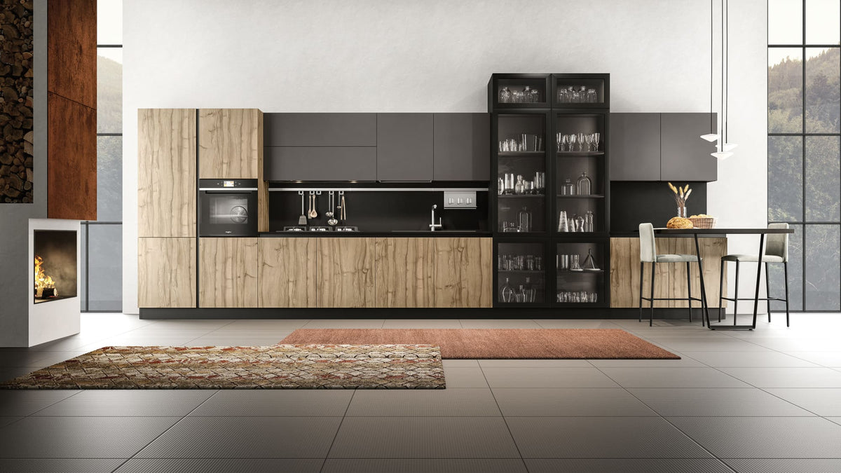 Composizione cucina lineare legno venato/antracite con colonna vetrina