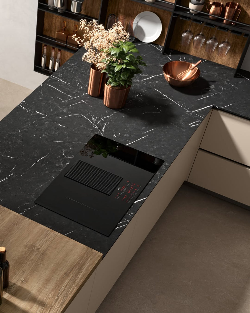 Composizione cucina ad angolo con piano Snack, boiserie e parete colonne