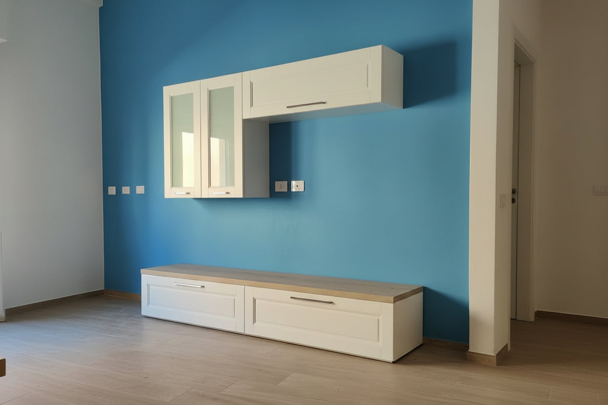 Cucina classica con anta a telaio frassino bianco e zona living con base porta TV, vetrina e pensile vasistas