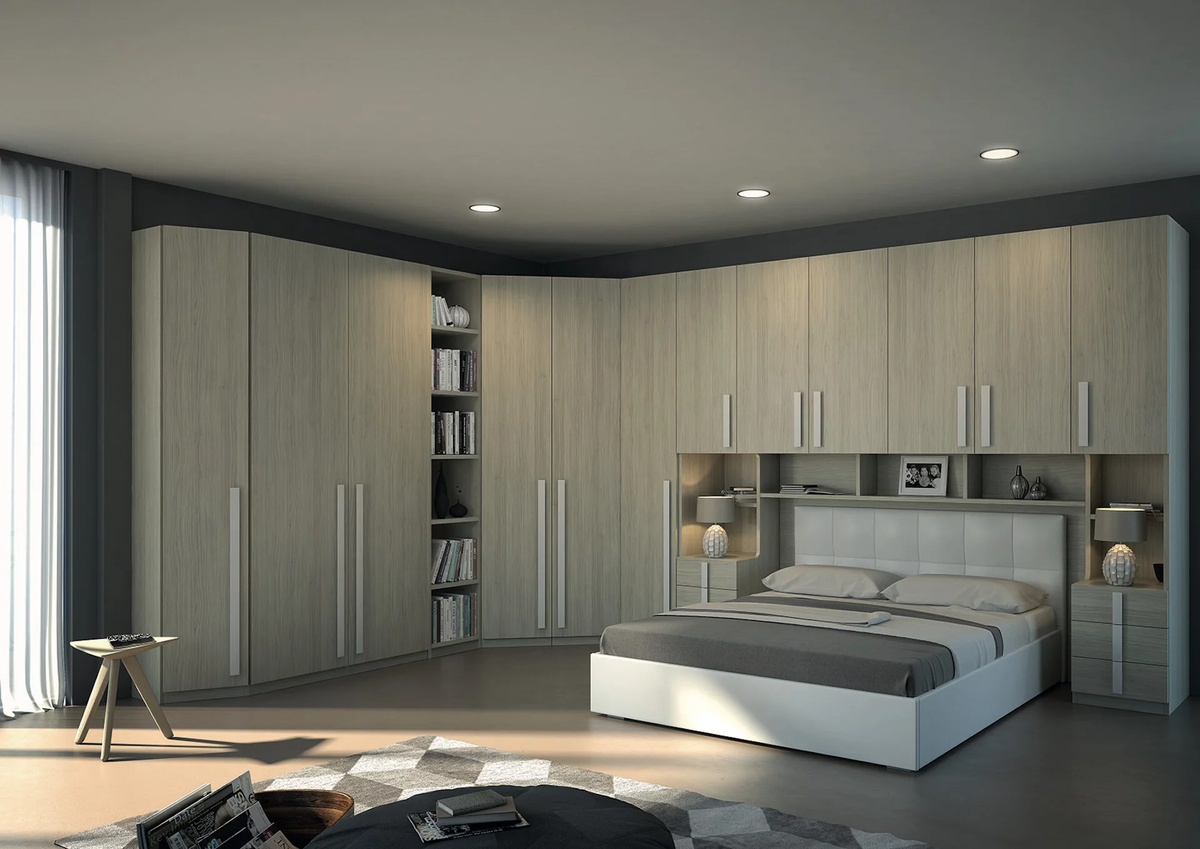 Camera da letto a ponte angolare con elementi a giorno e letto con contenitore