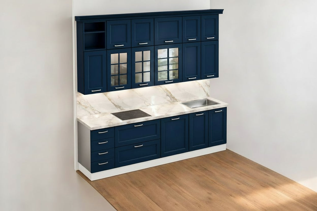 Composizione cucina classica con anta telaio laccata opaca blu, zoccoli in legno bianco e maniglie metallo champagne