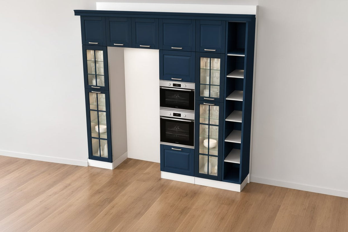 Composizione cucina classica con anta telaio laccata opaca blu, zoccoli in legno bianco e maniglie metallo champagne