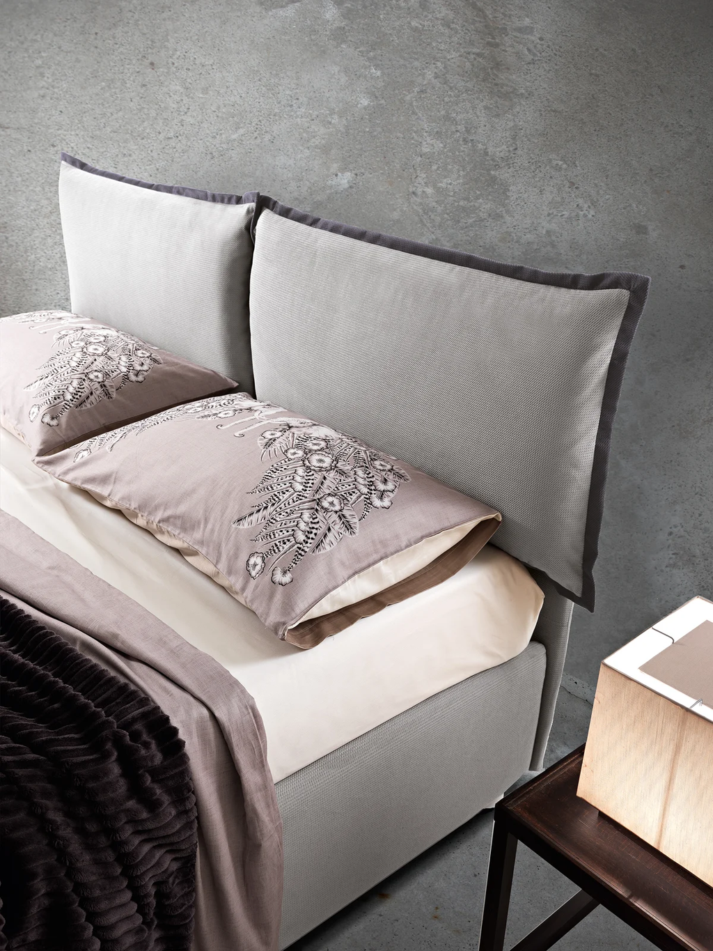Letto matrimoniale moderno con testiera semplice, disponibile in varie misure, piedini a scelta