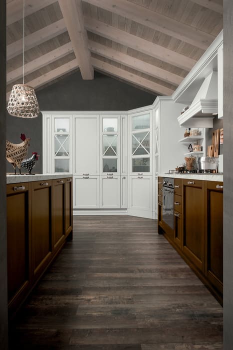 Cucina stile country chic con ante a telaio bianco anticato e basi legno siena scuro