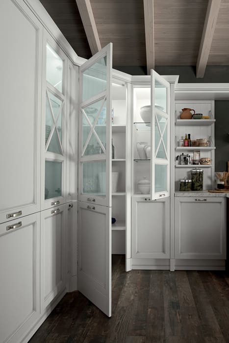 Cucina stile country chic con ante a telaio bianco anticato e basi legno siena scuro