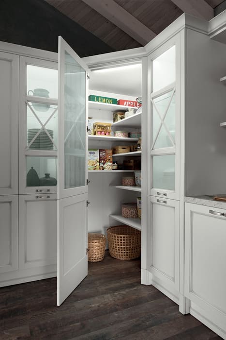 Cucina stile country chic con ante a telaio bianco anticato e basi legno siena scuro