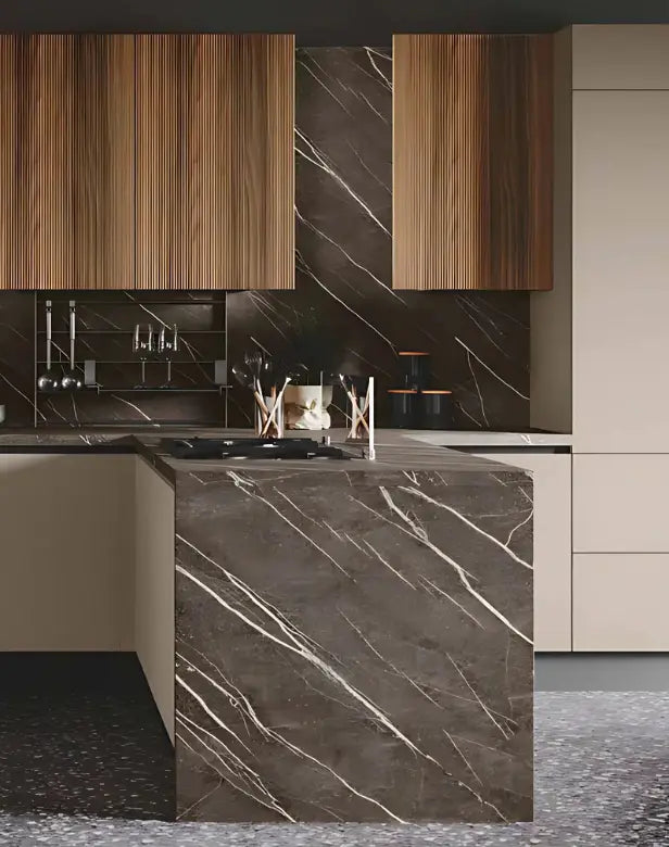 Composizione cucina angolare con penisola a cascata ed elementi sospesi
