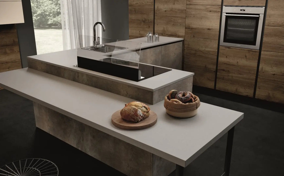 Composizione cucina angolare con penisola materica, colonne legno e vetrina