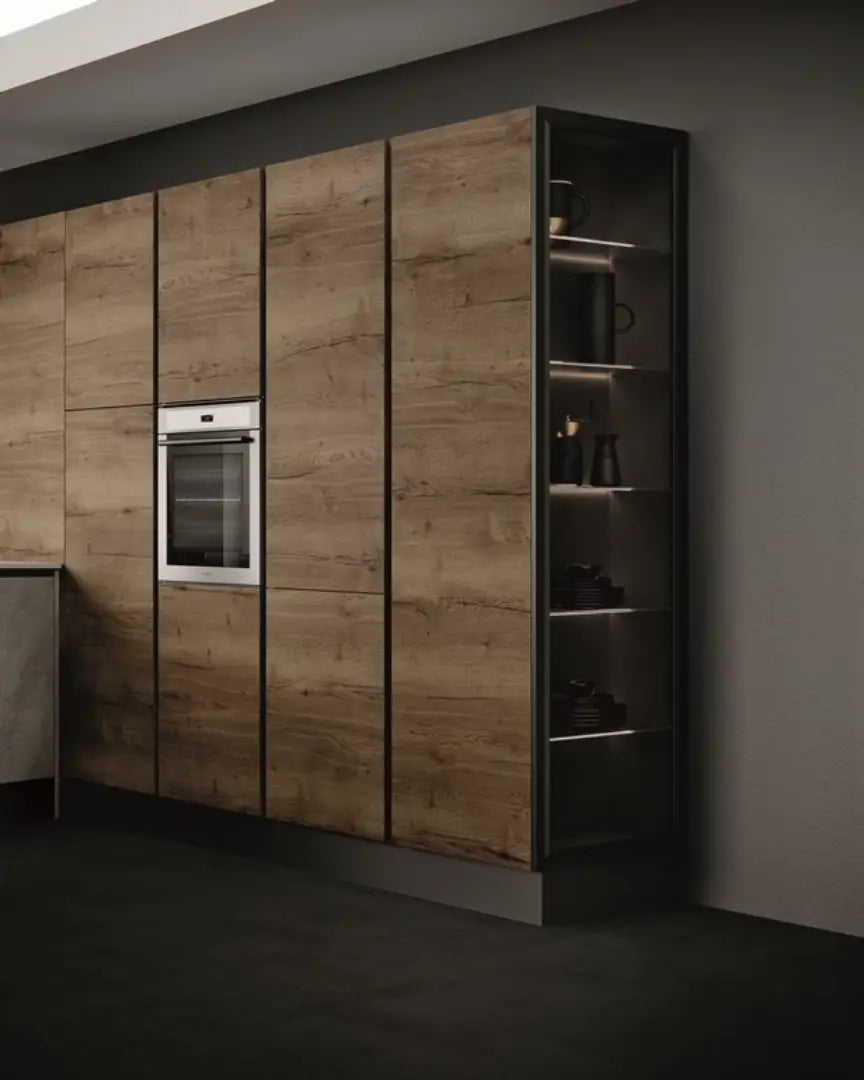 Composizione cucina angolare con penisola materica, colonne legno e vetrina