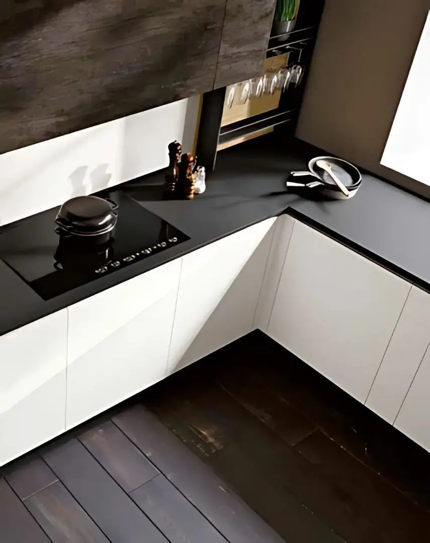 Composizione cucina con isola centrale, boiserie attrezzata e piano snack sospeso a sbalzo