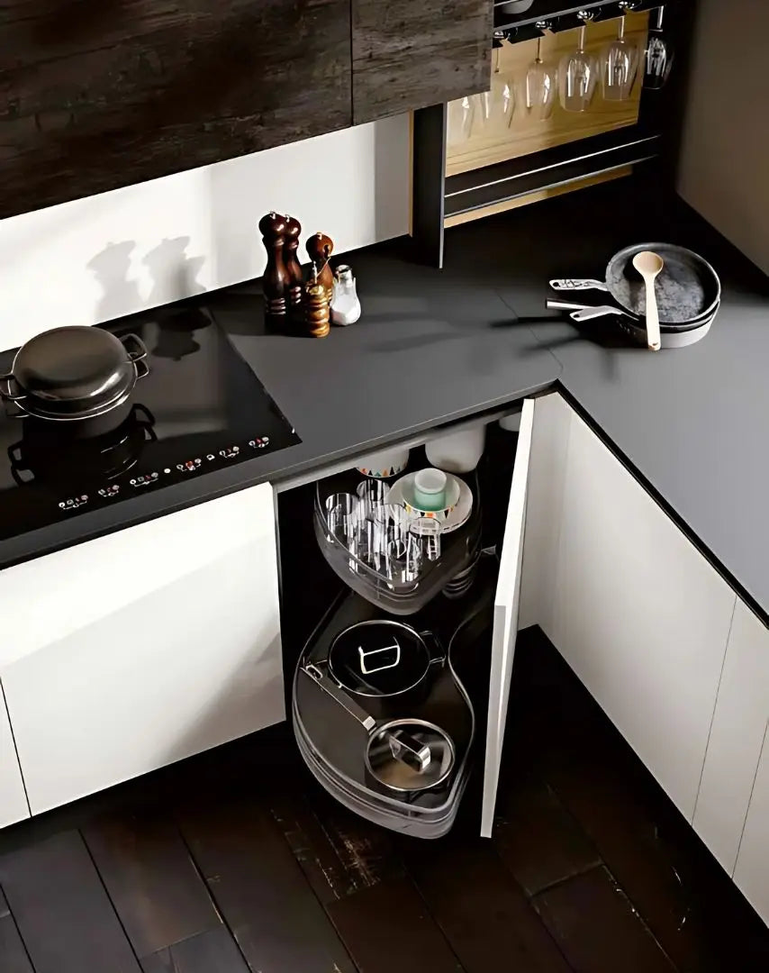 Composizione cucina con isola centrale, boiserie attrezzata e piano snack sospeso a sbalzo