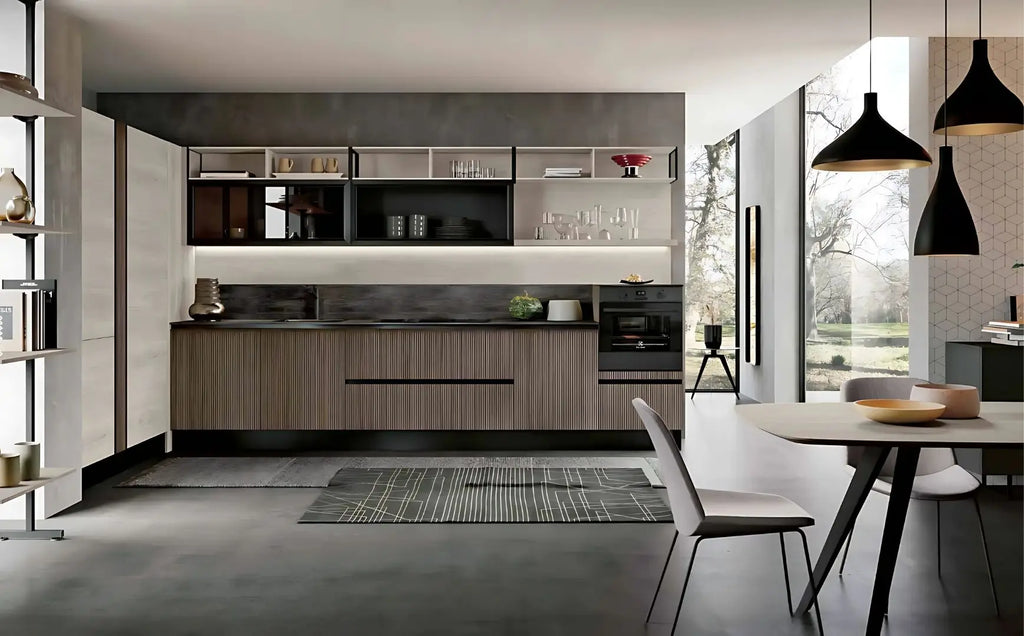 Composizione cucina lineare con ante cannettate, vetrine e pensili a giorno