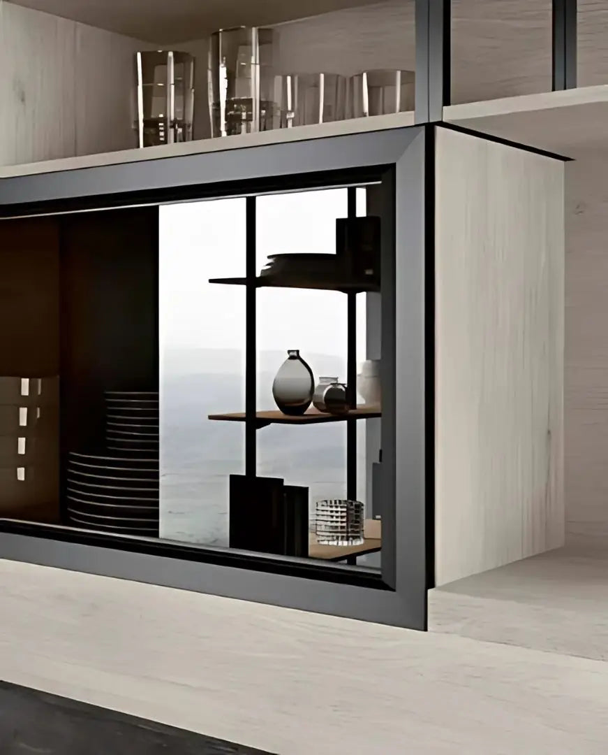 Composizione cucina lineare con ante cannettate, vetrine e pensili a giorno