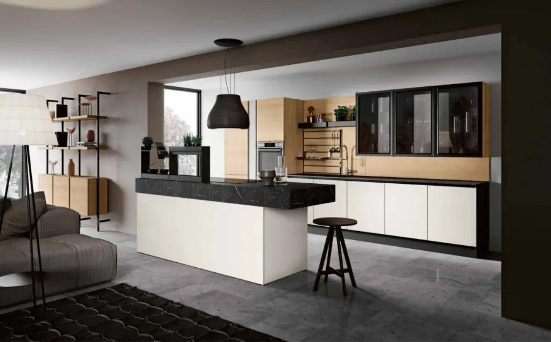 Cucina con isola monoblocco, boiserie e vetrine pensili