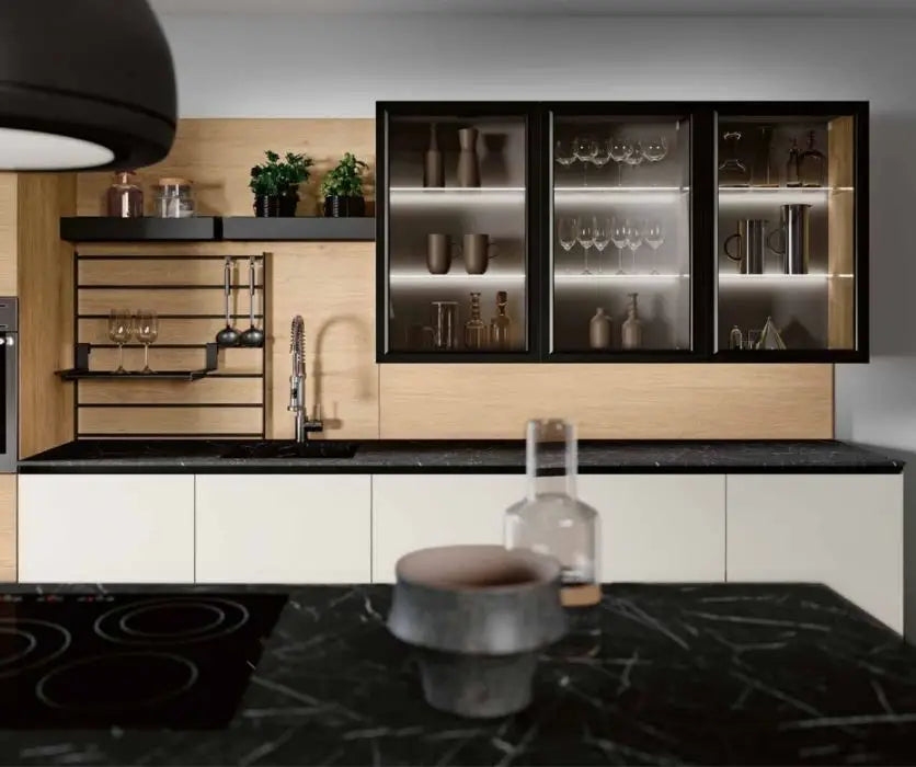 Cucina con isola monoblocco, boiserie e vetrine pensili