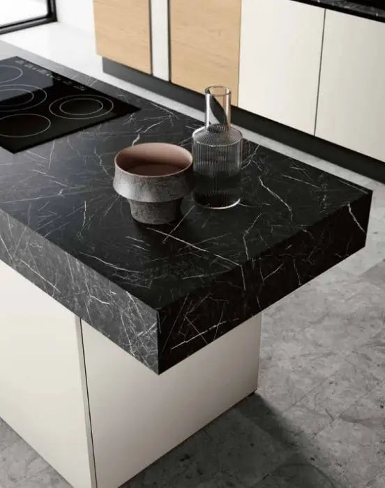 Cucina con isola monoblocco, boiserie e vetrine pensili