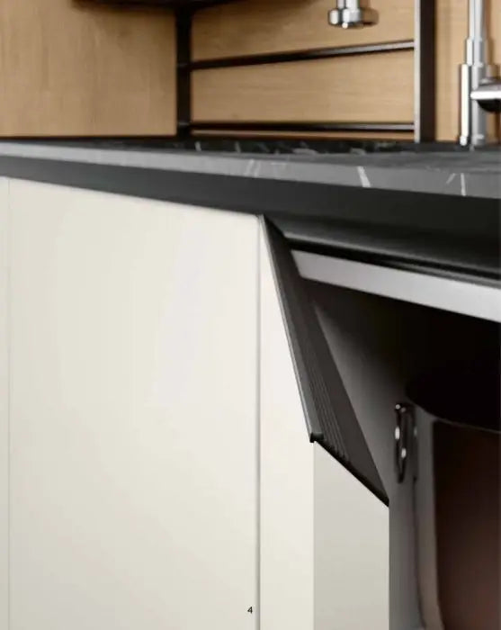 Cucina con isola monoblocco, boiserie e vetrine pensili