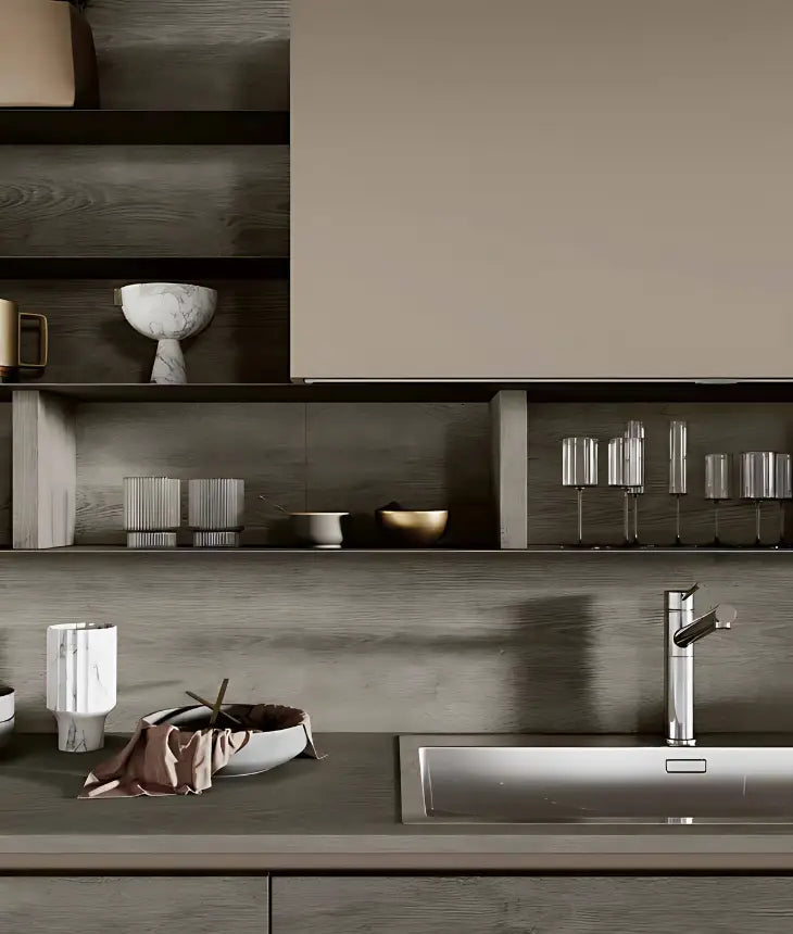 Composizione cucina lineare con boiserie a giorno e colonne integrate