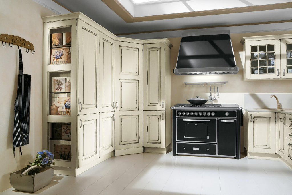 Cucina in stile classico country con ante bugnate in finitura decapata