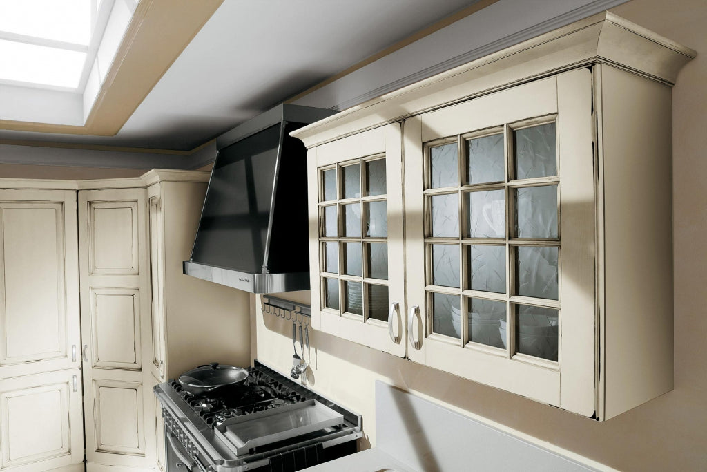 Cucina in stile classico country con ante bugnate in finitura decapata