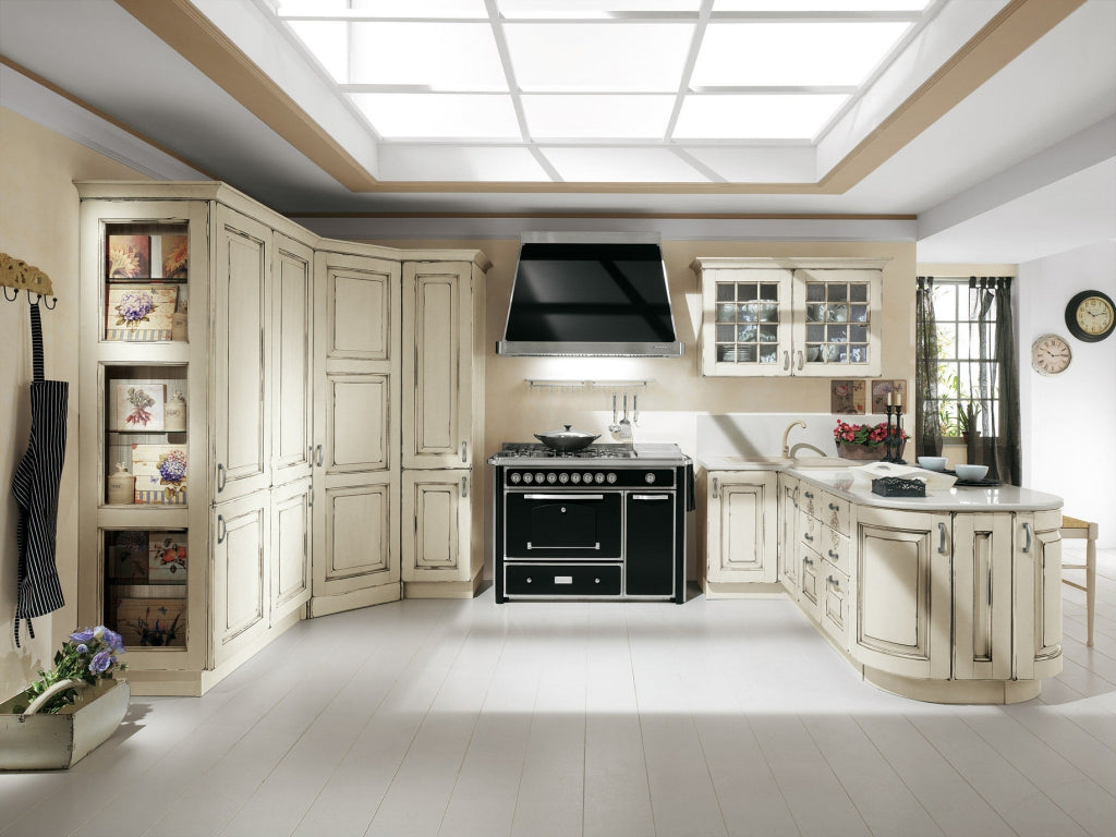 Cucina in stile classico country con ante bugnate in finitura decapata