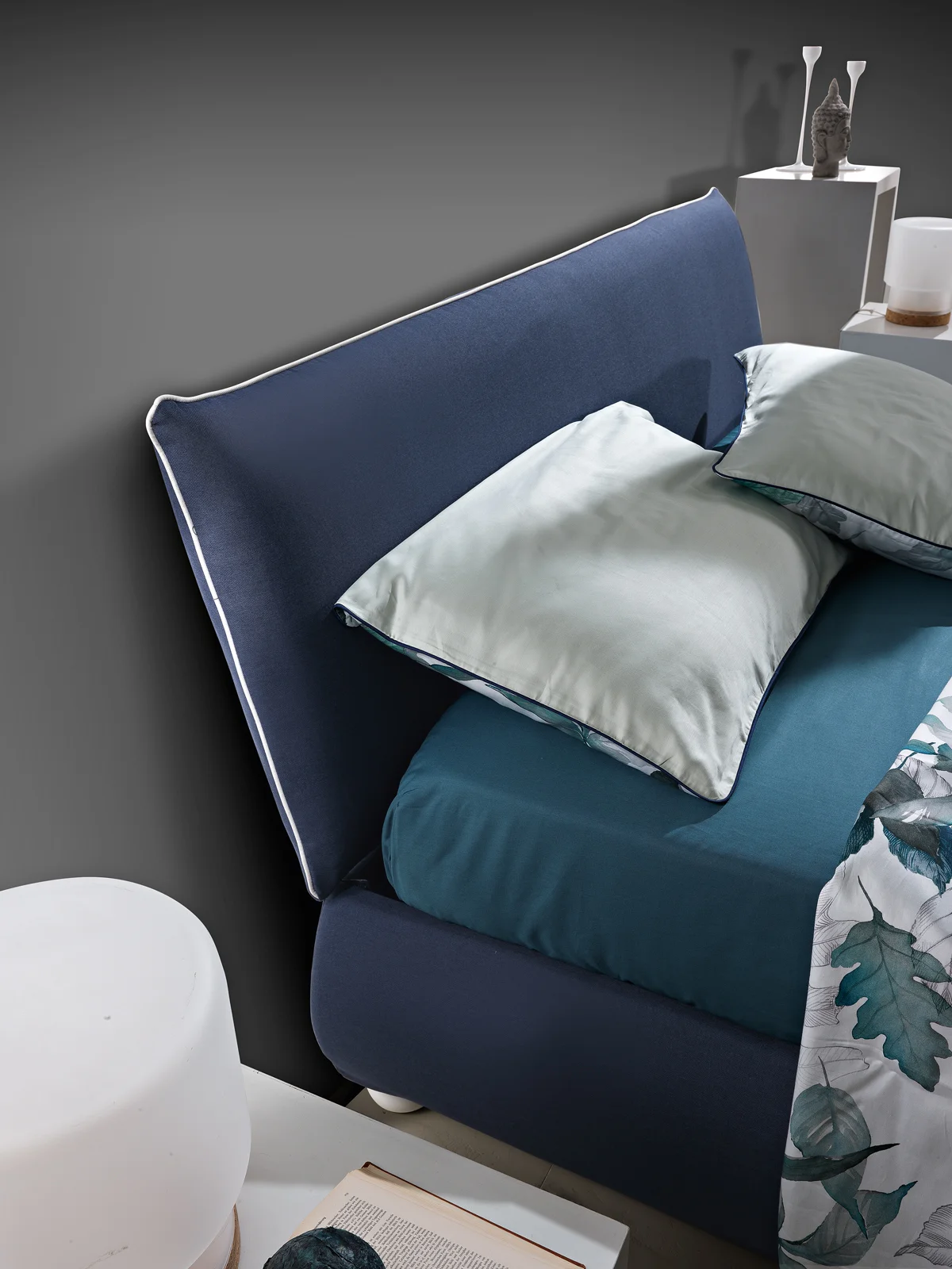 Letto bombato con finiture sartoriali, disponibile in varie misure, piedini a scelta