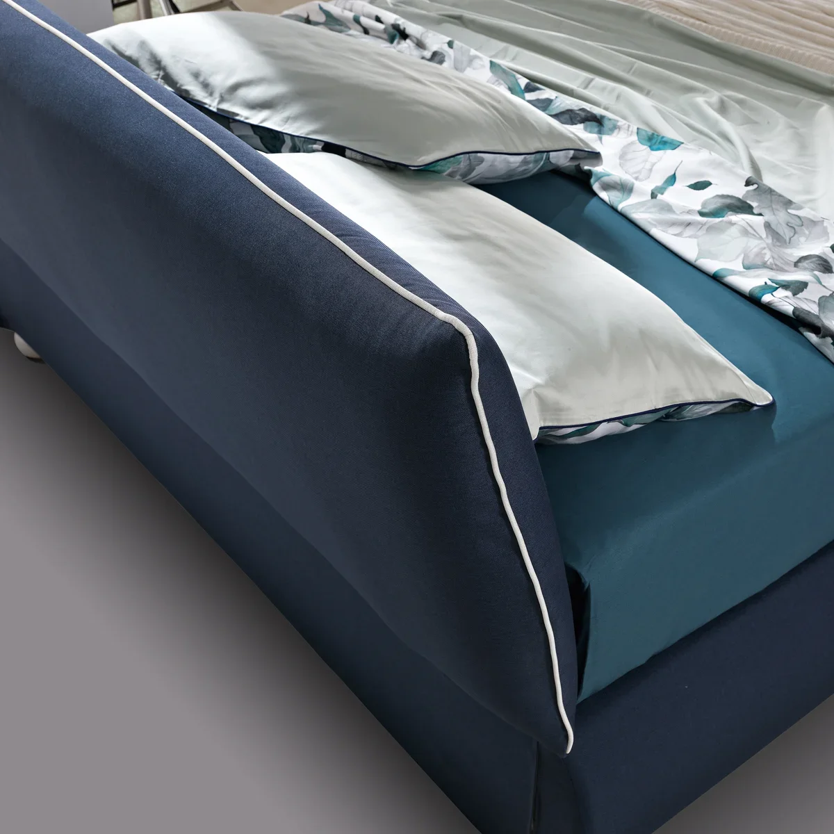 Letto bombato con finiture sartoriali, disponibile in varie misure, piedini a scelta