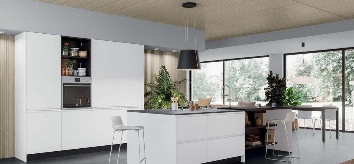 Composizione cucina con isola bifacciale e armadiatura a colonne