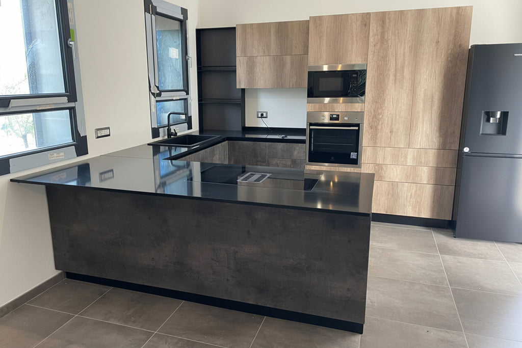 Composizione cucina angolare con colonne rovere naturale, boiserie stile Industrial e top in marmo nero