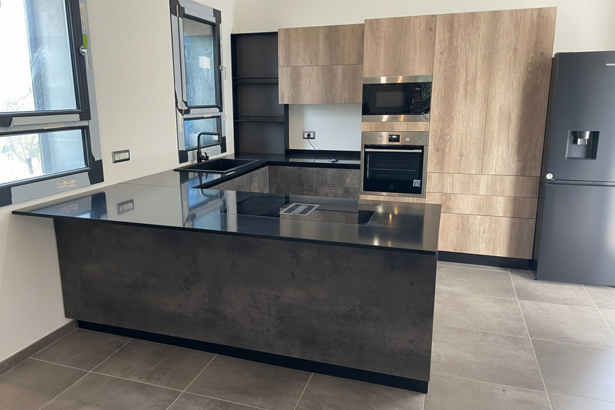 Composizione cucina angolare con colonne rovere naturale, boiserie stile Industrial e top in marmo nero