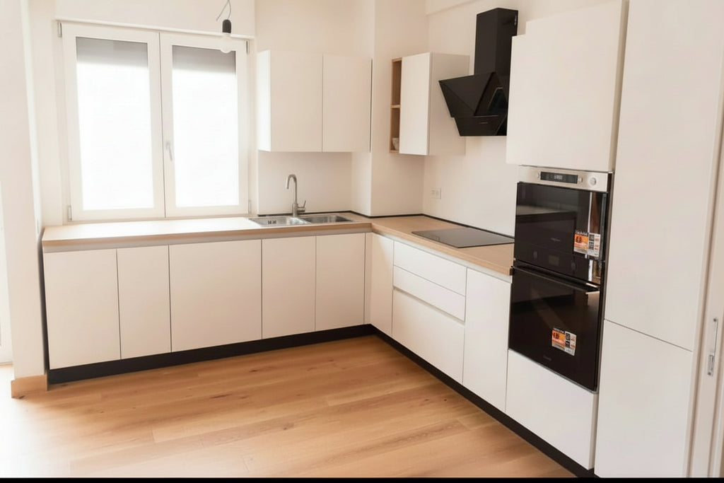 Composizione cucina bianca opaca con top rovere naturale, con angolo colonne