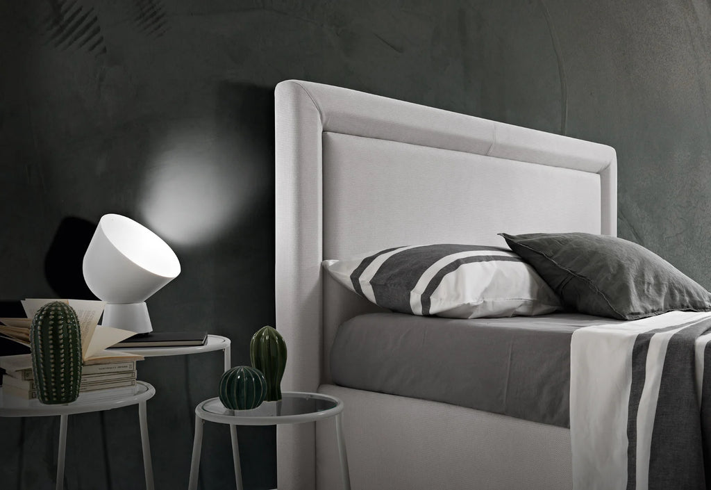 Letto contemporaneo con testiera a pannello con cornice, disponibile in varie misure, piedini a scelta