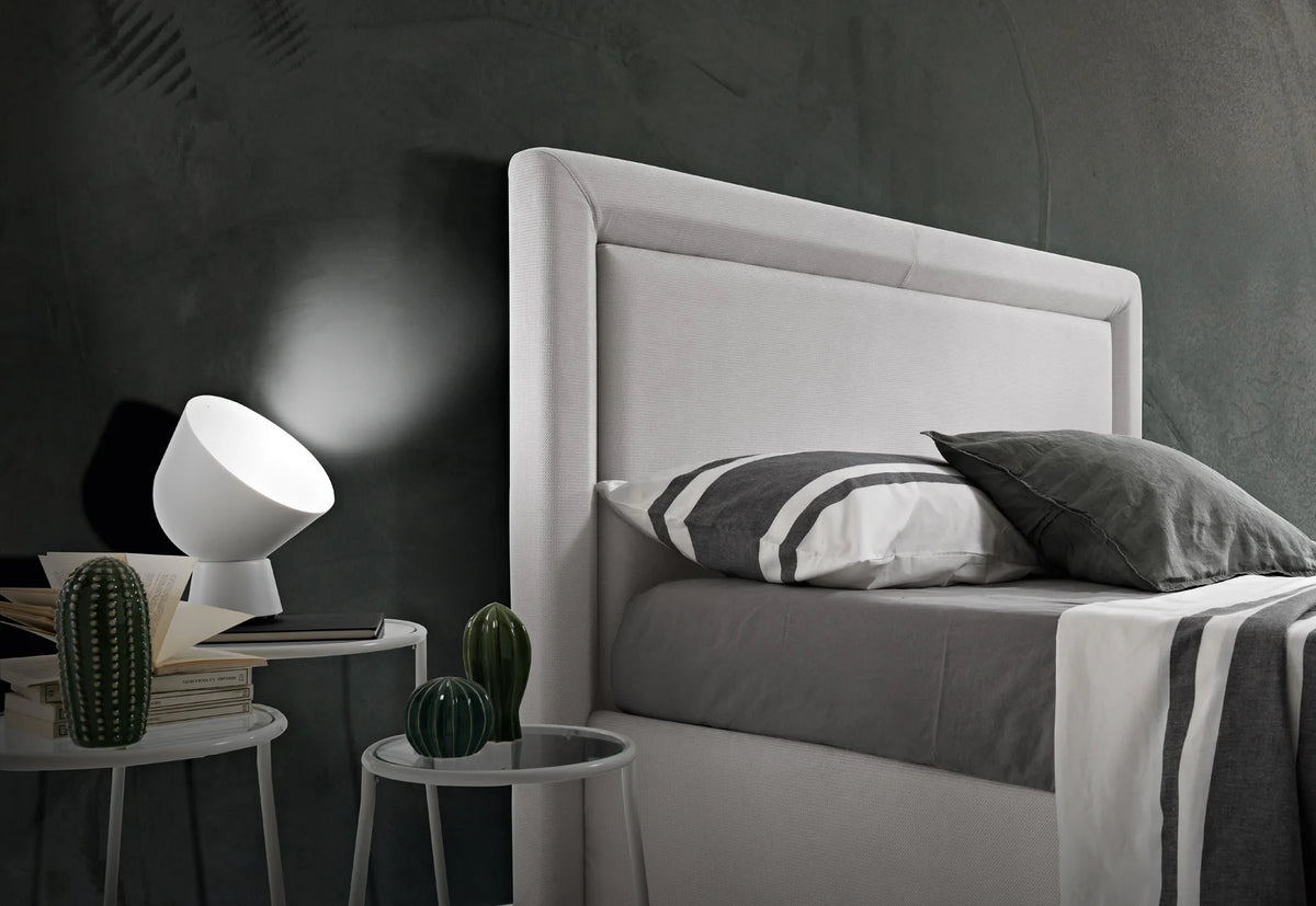 Letto contemporaneo con testiera a pannello con cornice, disponibile in varie misure, piedini a scelta