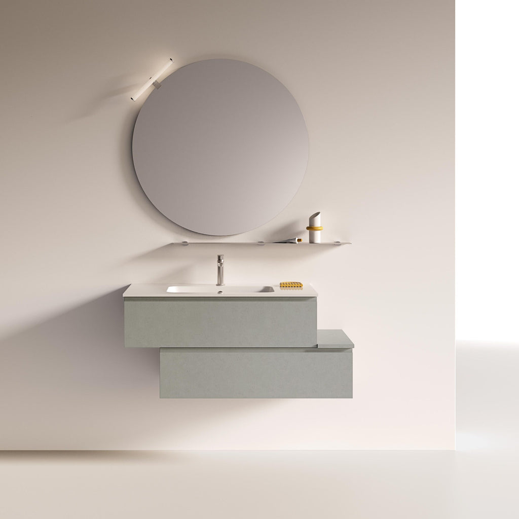 Composizione mobile bagno sospeso con moduli sfalsati e specchiera rotonda illuminata a LED