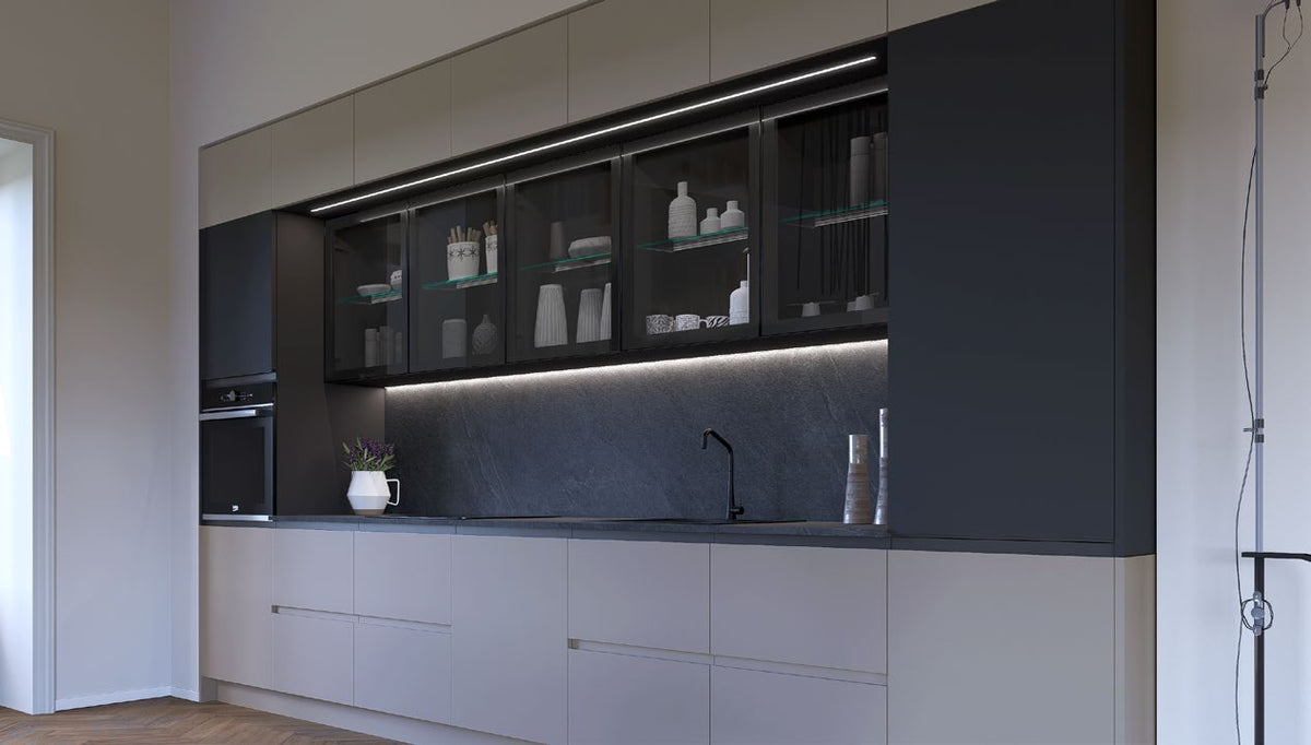 Composizione cucina lineare simmetrica a ponte con vetrine fumé