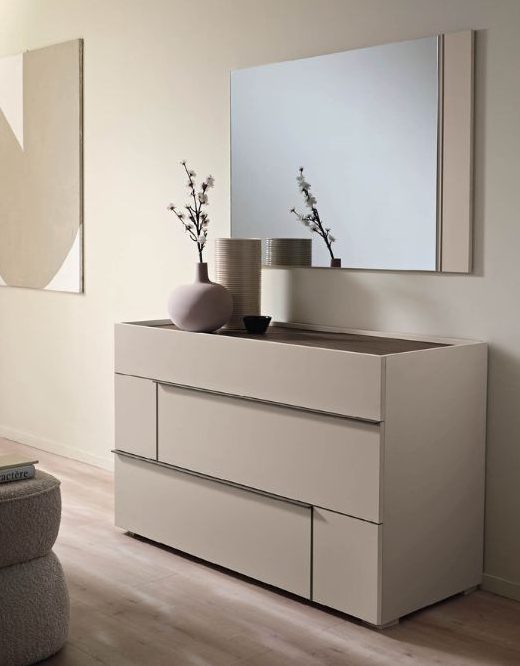 Camera con armadio ad ante battenti in vetro fumè con cornice brunita scura, letto imbottito con contenitore e gruppo comodini/comò