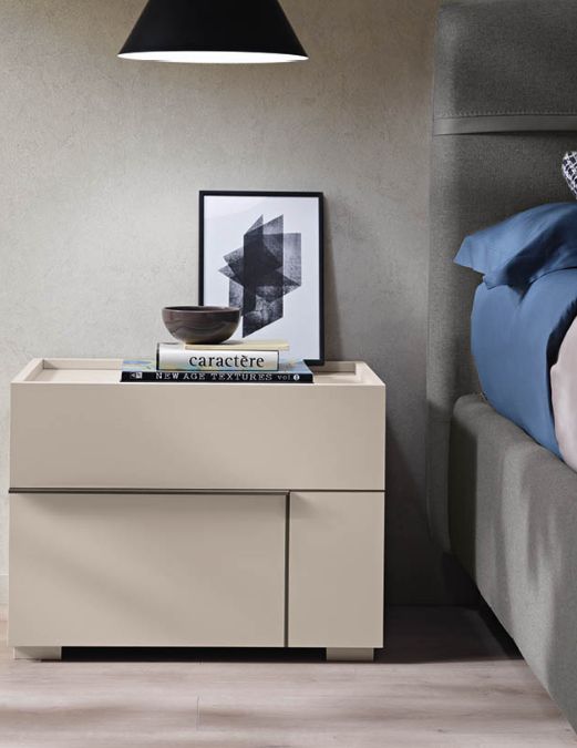 Camera con armadio ad ante battenti in vetro fumè con cornice brunita scura, letto imbottito con contenitore e gruppo comodini/comò
