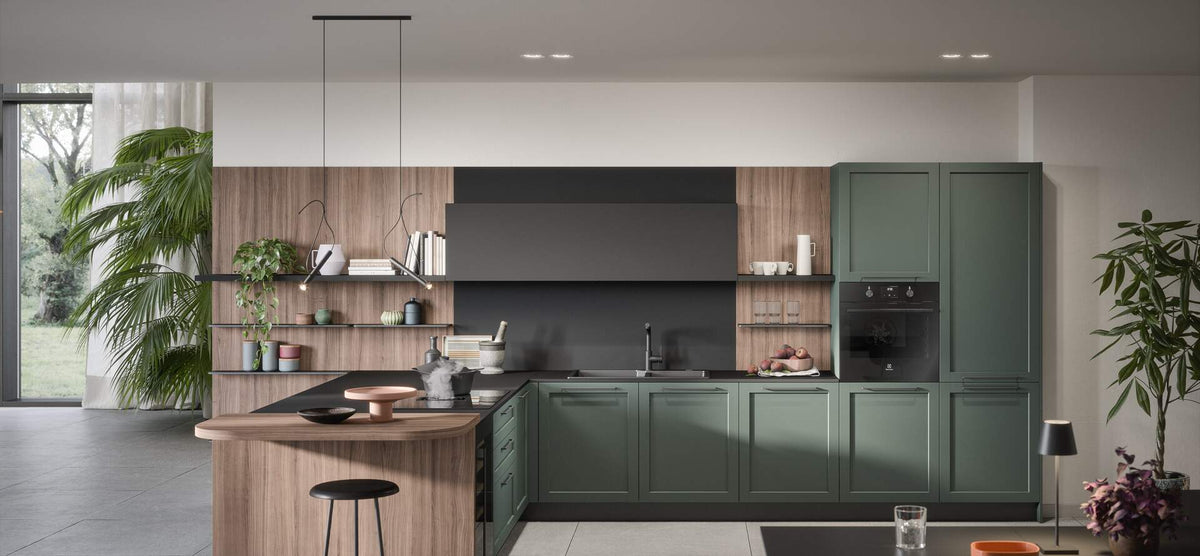 Composizione cucina contemporanea con con boiserie e ante a telaio moderne